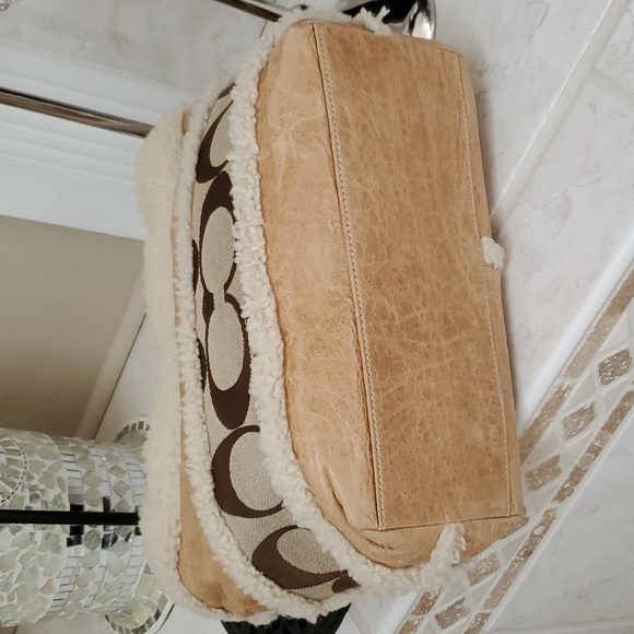 π₯³πHOST PICK!ππ₯³ π COACH Signature Fur-Trimmed Handbag π - Picture 12 of 16